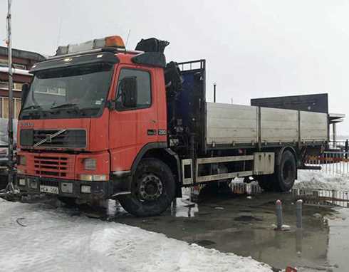 Röd Volvo FM7 4X2, flakbil med kran och bakgavellyft stulen i Kolbäck väster om Västerås